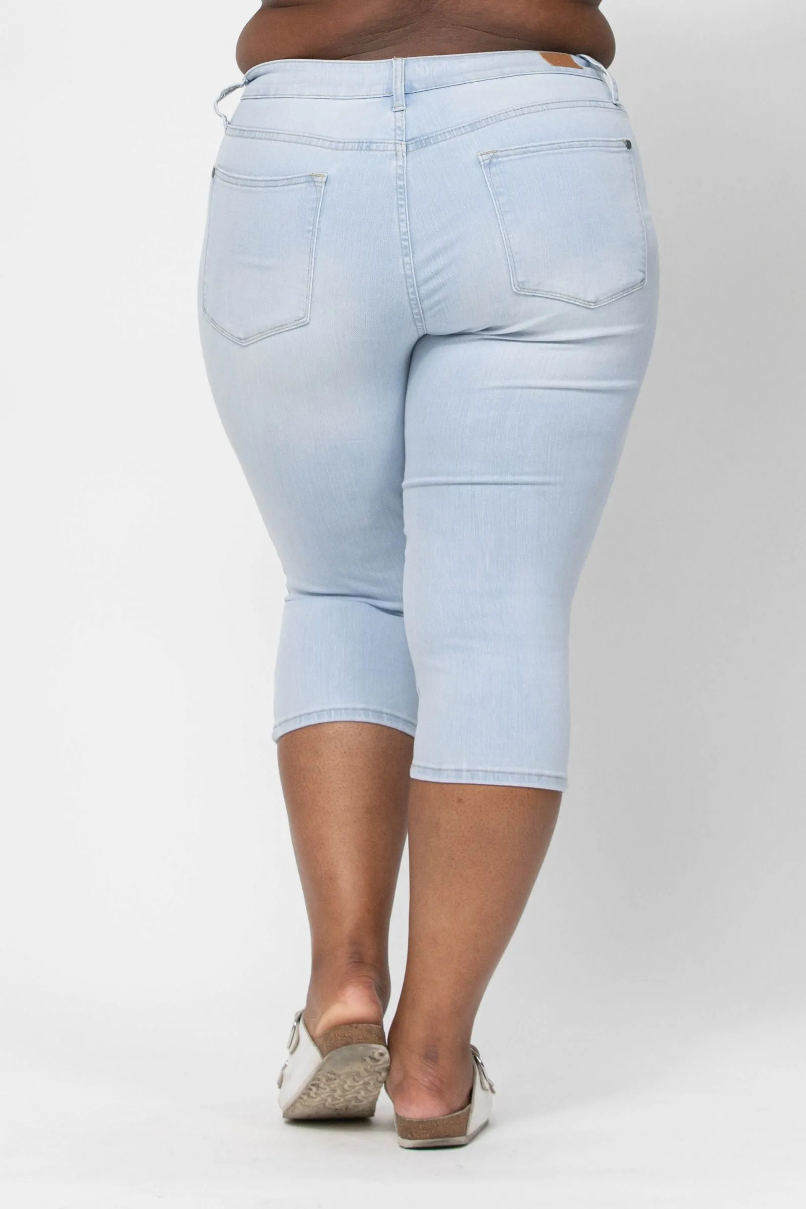 Judy Blue Light Wash Capri