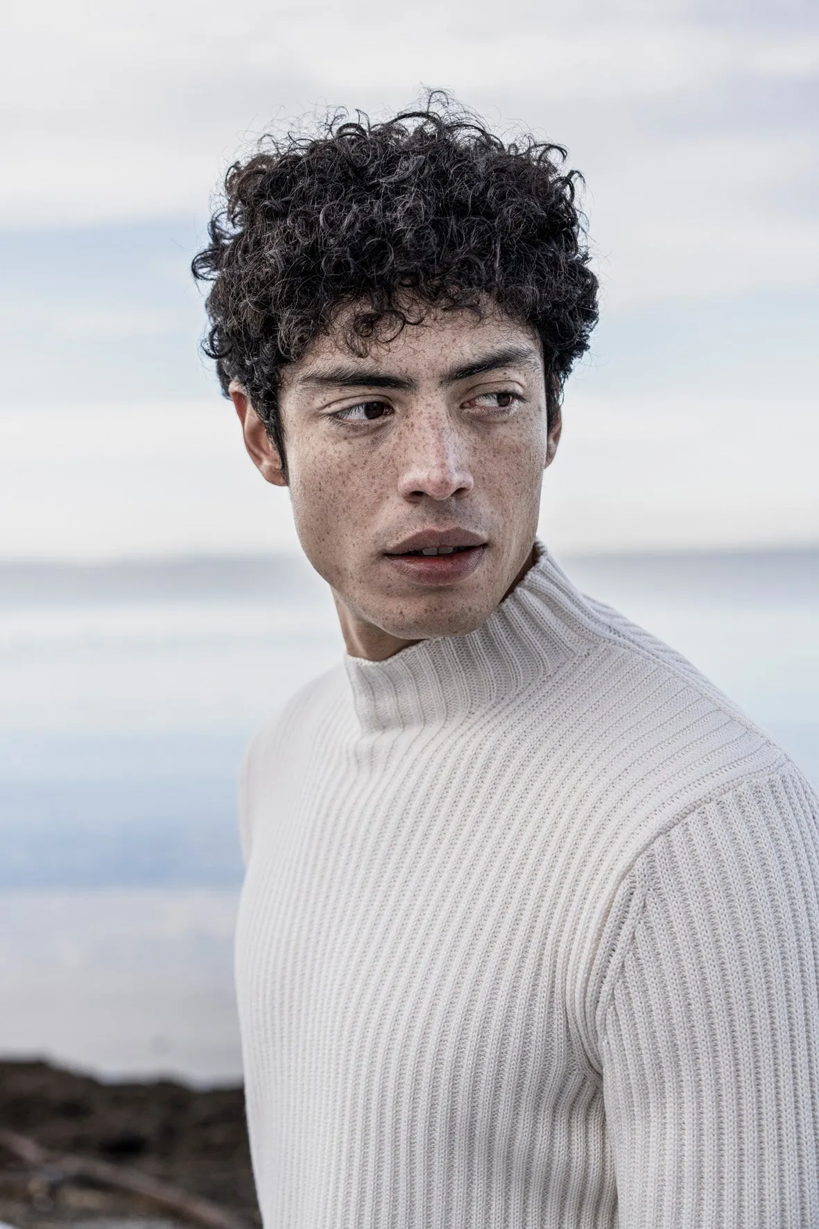 Round neck sweater made of merino wool, wide rib knit